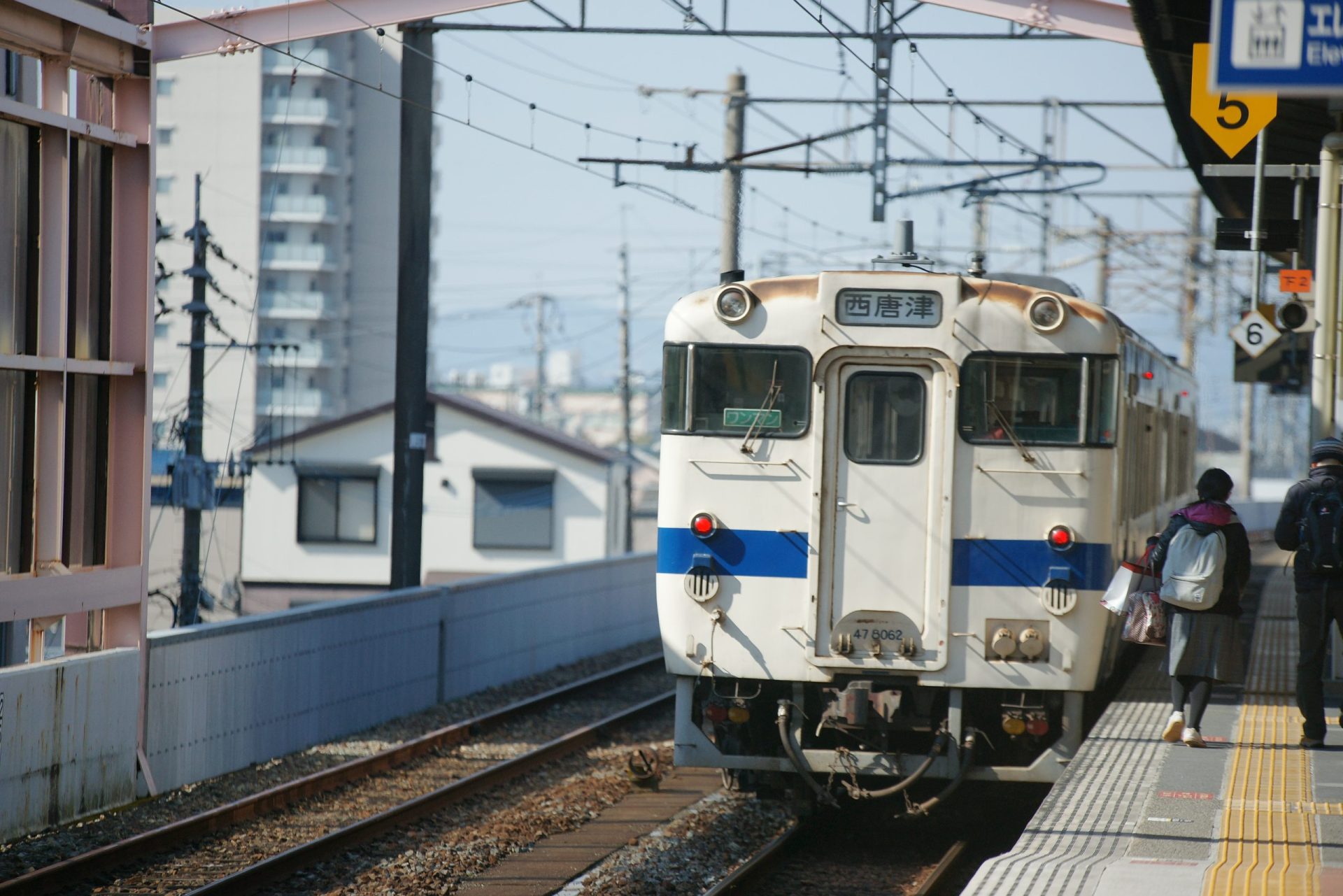 Billetes de tren para un tren que espera en el andén en Corea